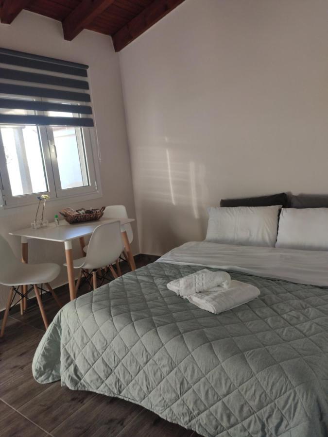 V&E'S Apartments Pigadhia  外观 照片