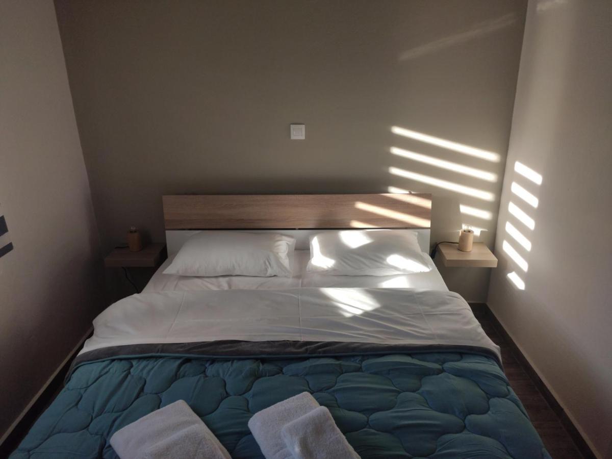 V&E'S Apartments Pigadhia  外观 照片