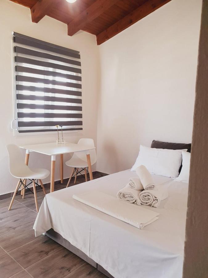 V&E'S Apartments Pigadhia  外观 照片