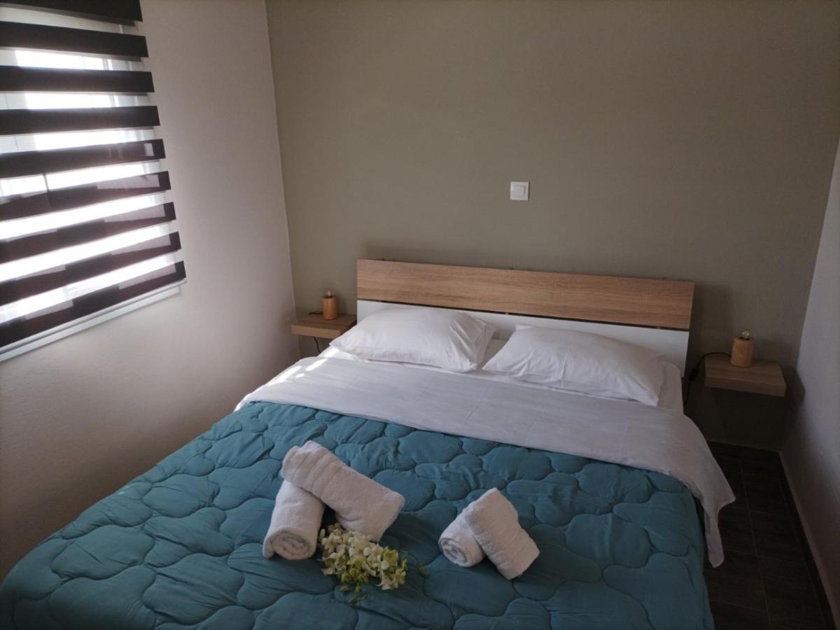 V&E'S Apartments Pigadhia  外观 照片