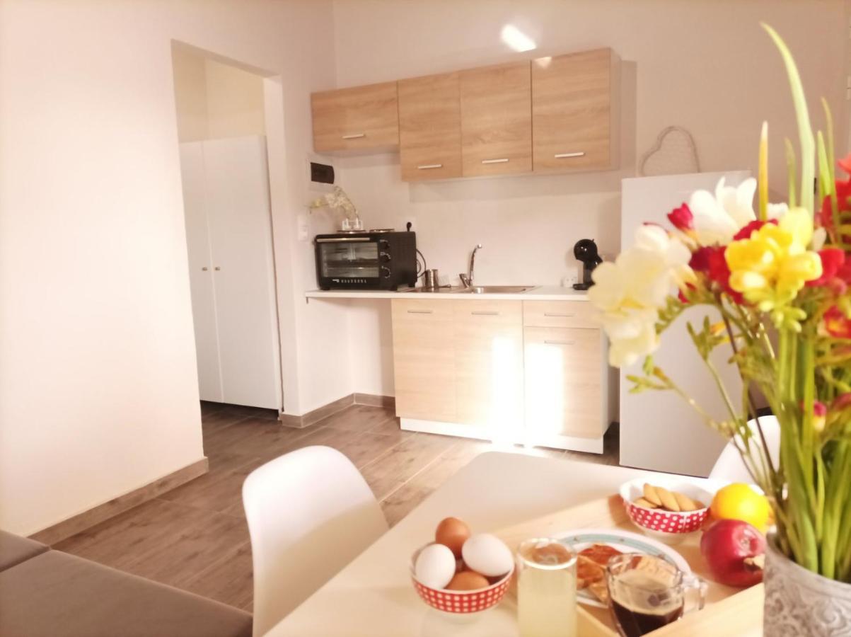 V&E'S Apartments Pigadhia  外观 照片