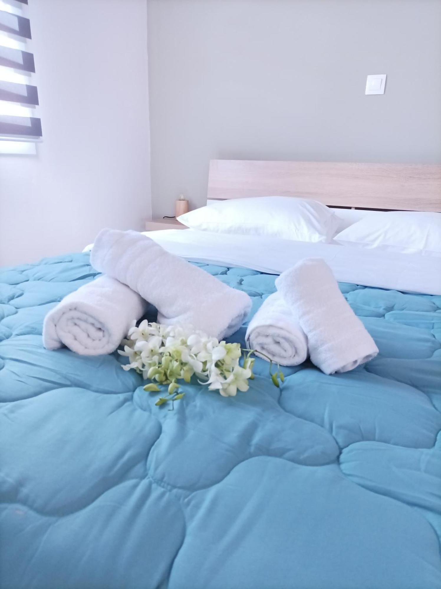 V&E'S Apartments Pigadhia  外观 照片