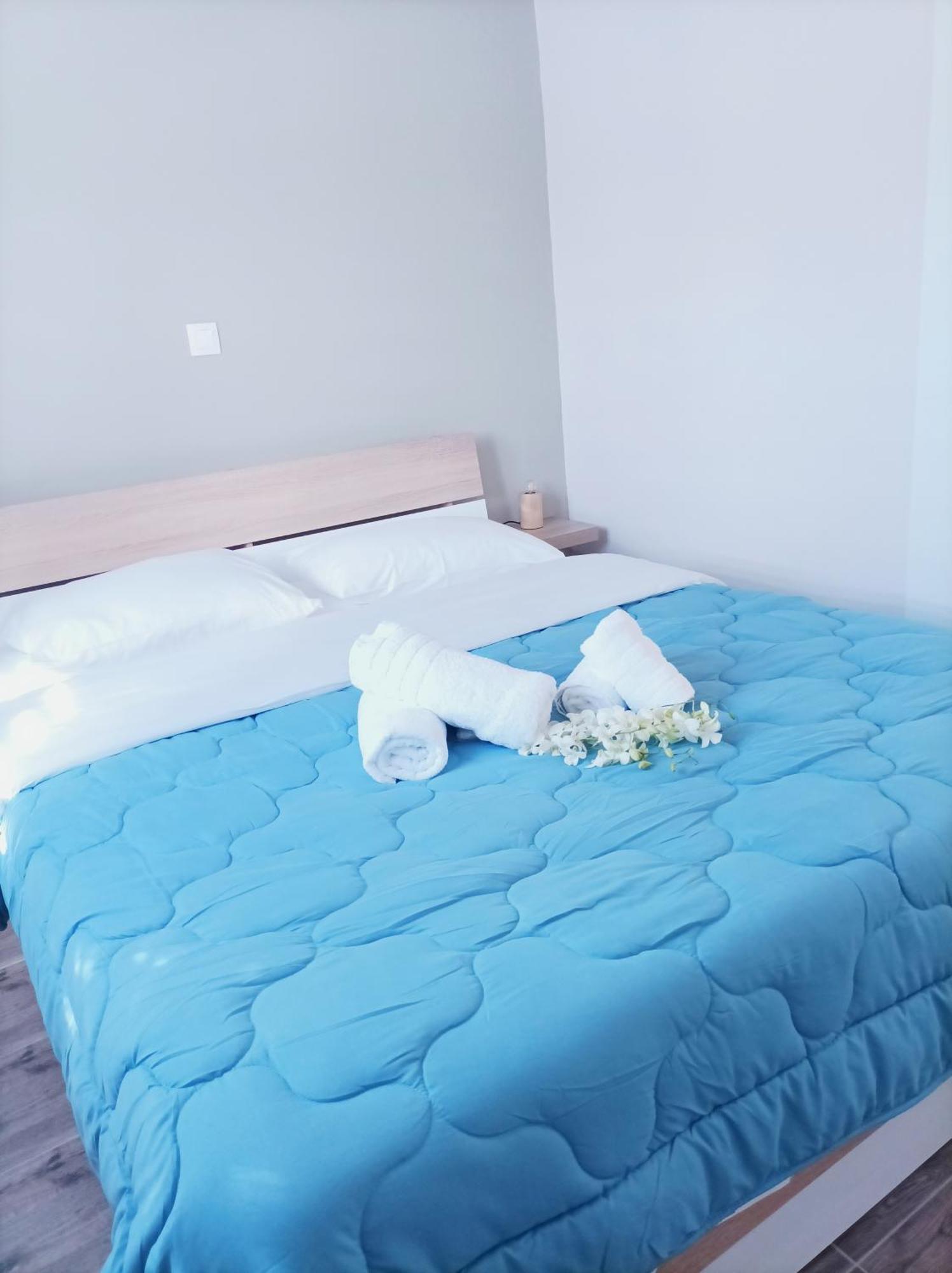 V&E'S Apartments Pigadhia  外观 照片