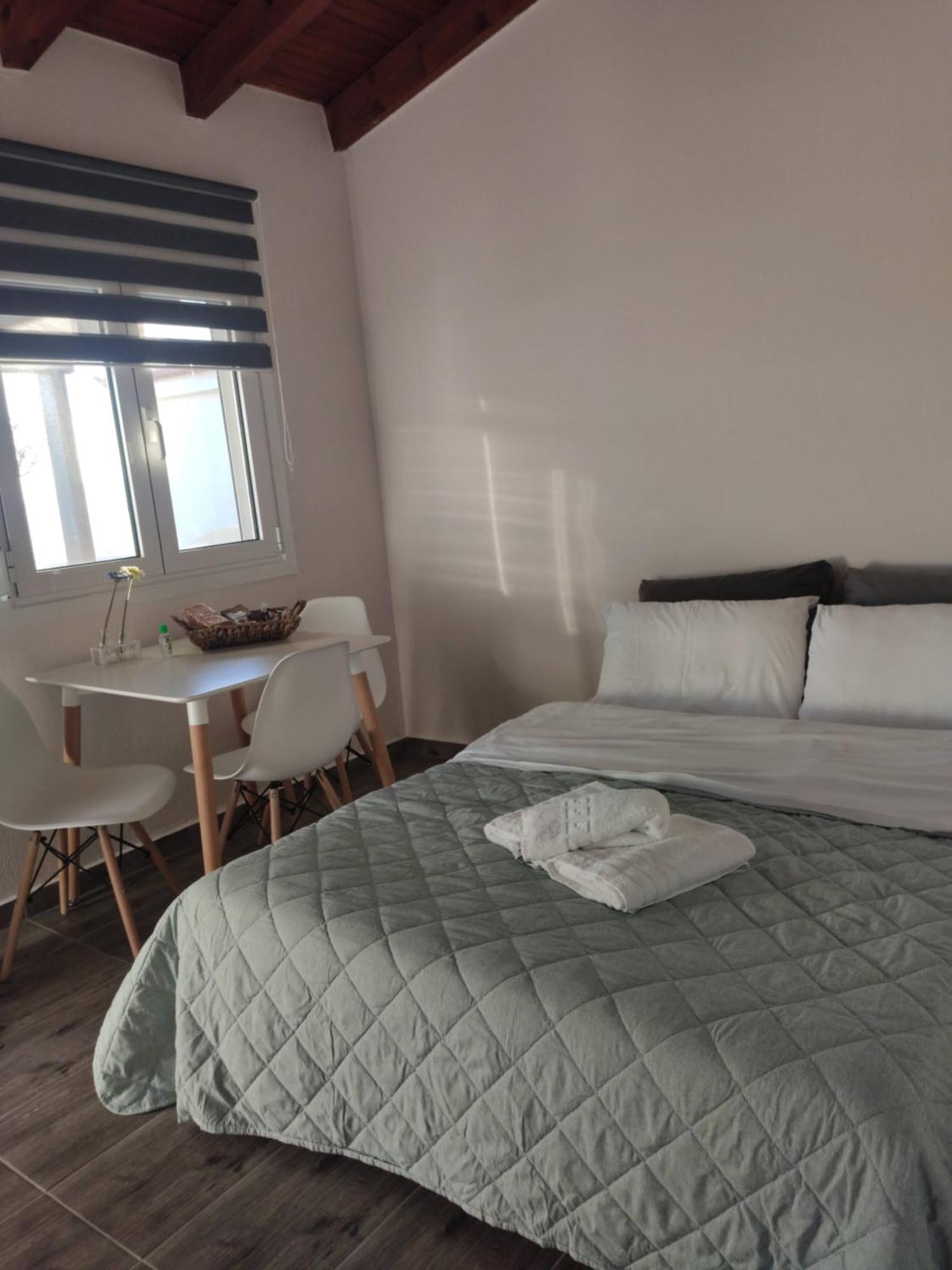 V&E'S Apartments Pigadhia  外观 照片